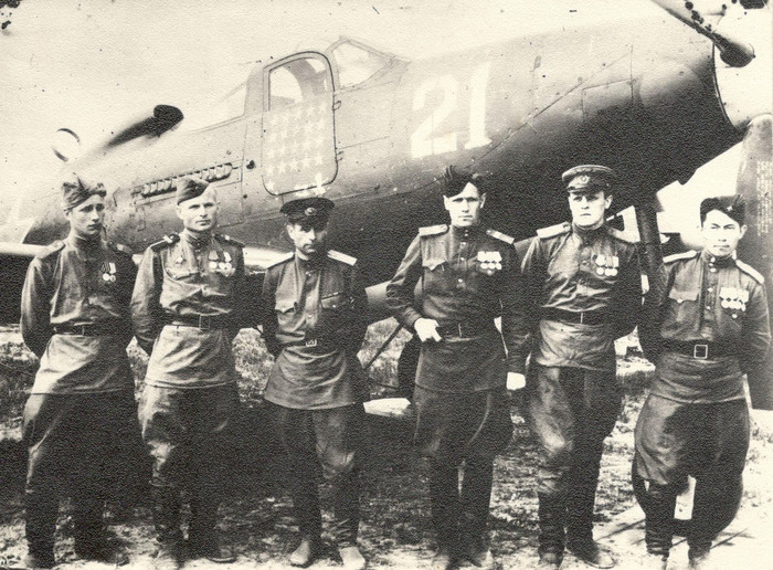 17-ші жойғыш әуе полкінің авиатехниктері мен ұшқыштары. 1945ж. 