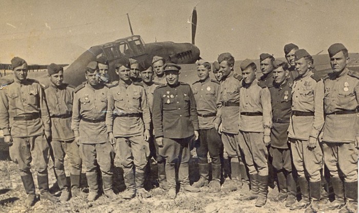 16-шы әуе армиясы 724-ші шабуылдау әуе полкінің ұшқыштары. 1944ж