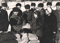 30-шы гвардиялық атқыштар дивизиясының жауынгерлеріне мәскеуліктерден сыйлықтар. 1942ж. 