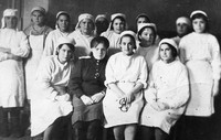 2-ші Украина фронты №5058 эвакогоспиталінің медициналық қызметкері. Ортасында хирург – З.М.Кушнир. Венгрия. 1944ж. 