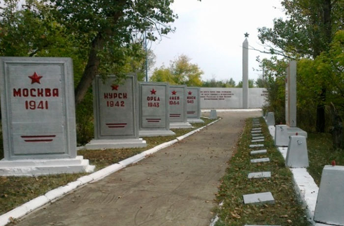 Соғыста қаза тапқан әскерлердің есімдері жазылған «Жеңіс аллеясы», Семей қаласы Новобаженово ауылдық округі