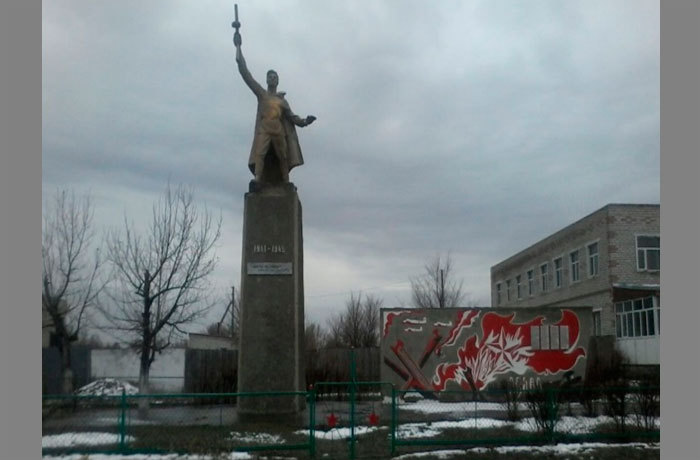 Соғыста қаза тапқандардың есімдері жазылған стелла мен  жауынгер ескерткіші,  Семей қаласы, Озерки ауылдық округі