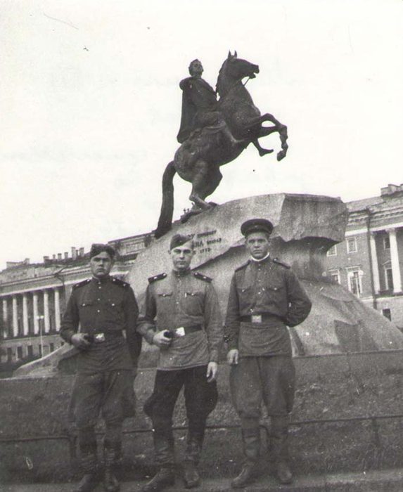 Матвеенко А.Д. (первый слева) с сослуживцами, Ленинград, 1947 г.